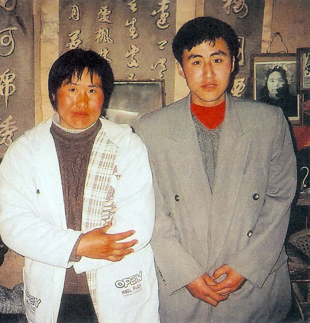 À Donggang, Lu Hongzi et Rong Tiekui sont séropositifs, comme tous les adultes de leur famille. La maladie les a ruinés.