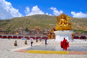 Nouvelle esplanade du monastère de Rongwo à Repgong (province du Qinghai)