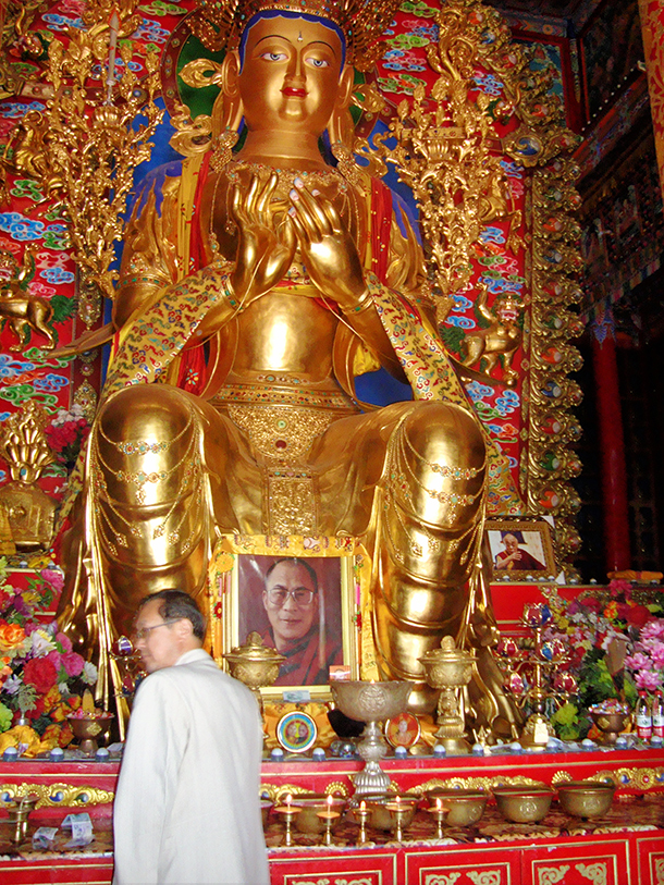 Un officiel devant la statue de Tsong Khapa et la photo du dalaï-lama (Rongwo, Repgong)