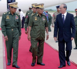 L’ex-général Thein Sein (au centre) et le patron de la junte Tan Shwe