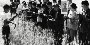 Quelques-uns des 60.000 réfugiés chinois qui gagnèrent Hong-Kong en mai 1962, et y furent nourris avant d'être renvoyés en Chine par les autorités de Hong-Kong le 28 mai 1962.