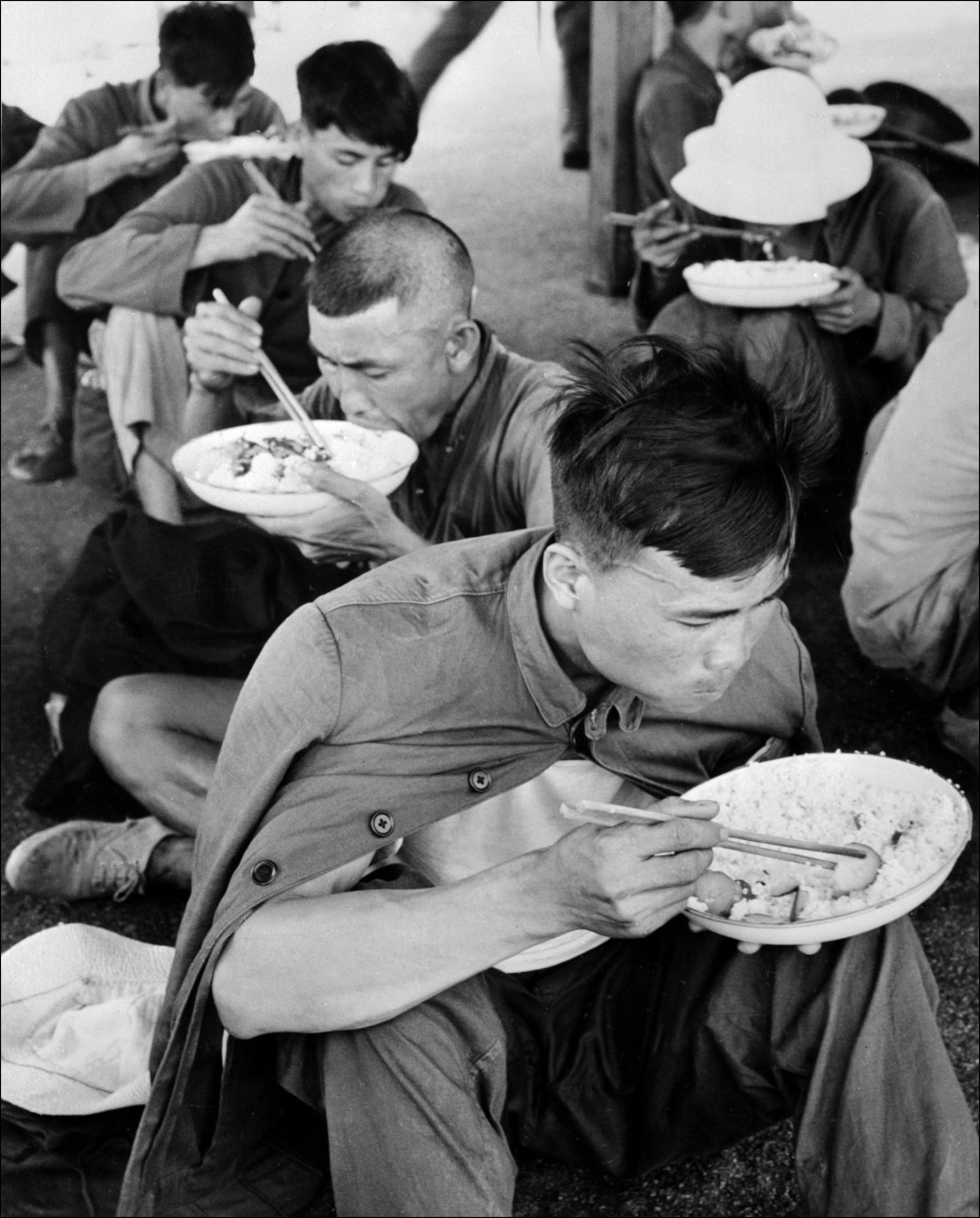 Quelques-uns des 60 000 réfugiés chinois qui gagnèrent Hong-Kong en mai 1962, et y furent nourris avant d'être renvoyés en Chine par les autorités de Hongkong le 28 mai 1962.