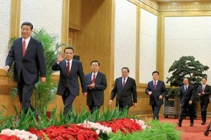 Les sept membres du Comité Permanent montent sur le podium dans l’ordre de préséance