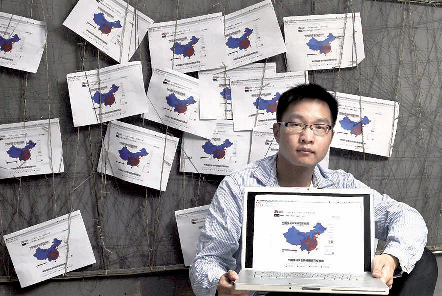 Wu Heng montre la page d’accueil de son site Zhichu Chuangwai (ce qui signifie : « Jette par la fenêtre »), recensant les scandales sanitaires en Chine.