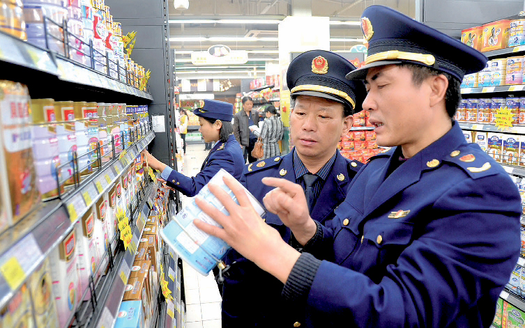 Contrôle  de lait en poudre  dans un supermarché, lors d’une campagne de sécurité alimentaire  à Lianyungang, dans le Jiangsu.