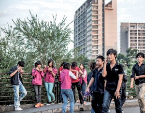 DejeunesemployésdeFoxconn,àlasortied’uneusinedeShenzhen.