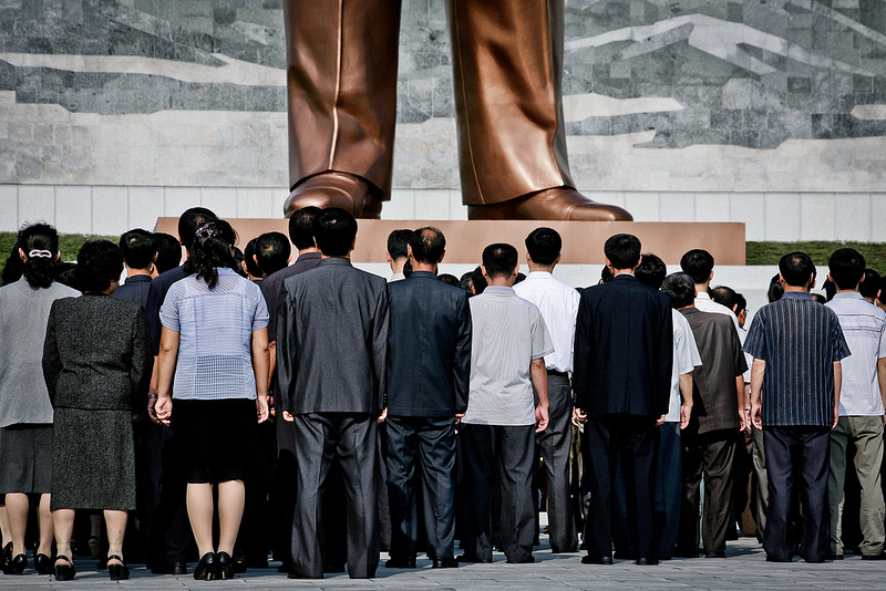 Statue de Kim Jong Il à Pyongyang. Photo de l'utilisateur de Flickr Matt Paish (CC: AT-SA)