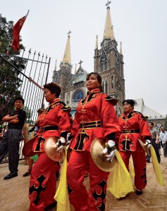 Une procession en l’honneur de la Vierge Marie part du sanctuaire de Donglü, le 26 mai 2013