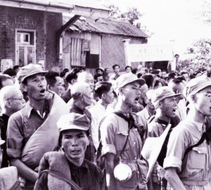 Des soldats communistes chantent un hymne à la gloire de Mao, le 25 octobre 1949, à 3 kilomètres au nord de la frontière entre la Chine et la colonie britannique de Hongkong