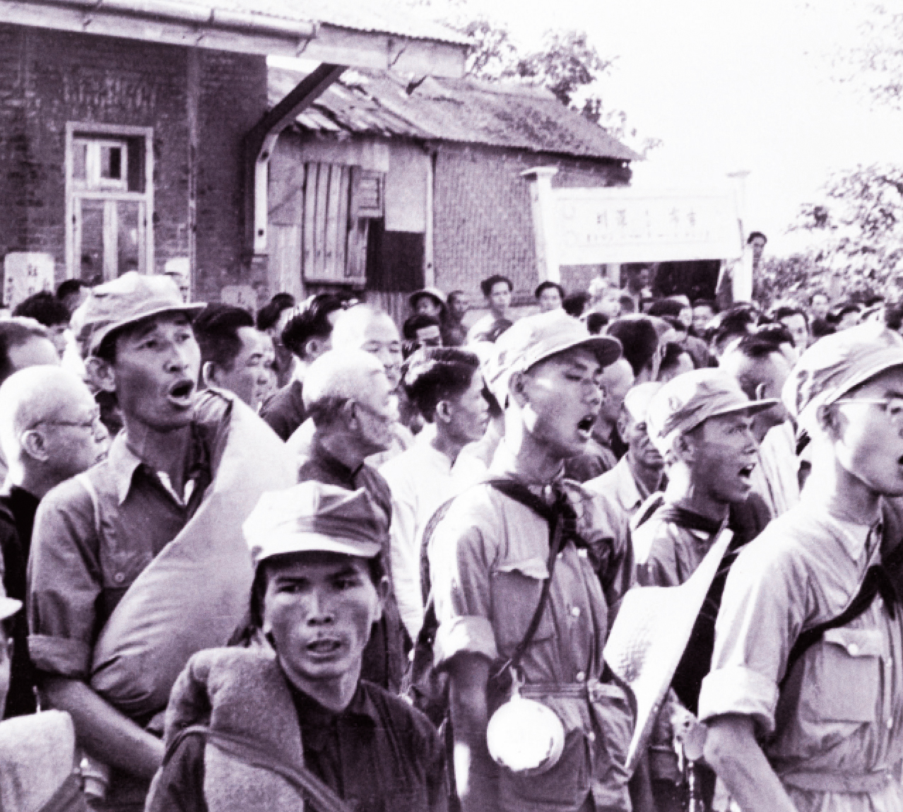 Des soldats communistes chantent un hymne   à la gloire de Mao,   le 25 octobre 1949,   à 3 kilomètres au nord de la frontière entre la Chine  et la colonie britannique de Hongkong