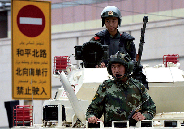 Démonstration de force de la police chinoise à Urumqi, en juin 2013