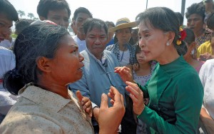 Aung San Suu Kyi prise à partie par des villageois hostiles à un projet de mine de cuivre dans le nord du pays