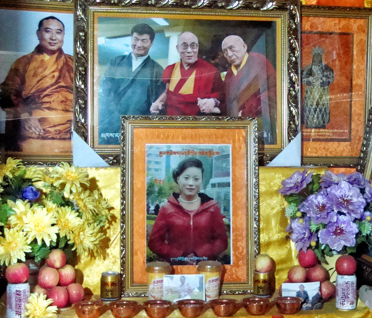 Autel élevé en l’honneur de Tangzin Dolma, au premier plan. Au second plan, on reconnaît l’ancien panchen-lama, Lobsang Sangay, le Premier ministre civil du gouvernement en exil à Dharamsala, le dalaï-lama et l’ex-Premier ministre.