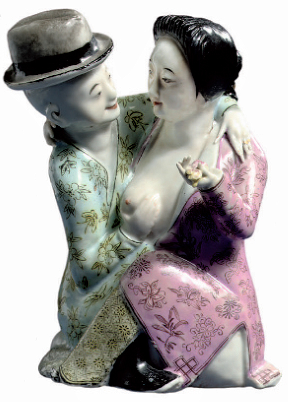 Couple d’amoureux à Shanghai (h. 15,5 cm). Porcelaine de la famille rose (vers 1920). Coll. Ferry Bertholet, Amsterdam.