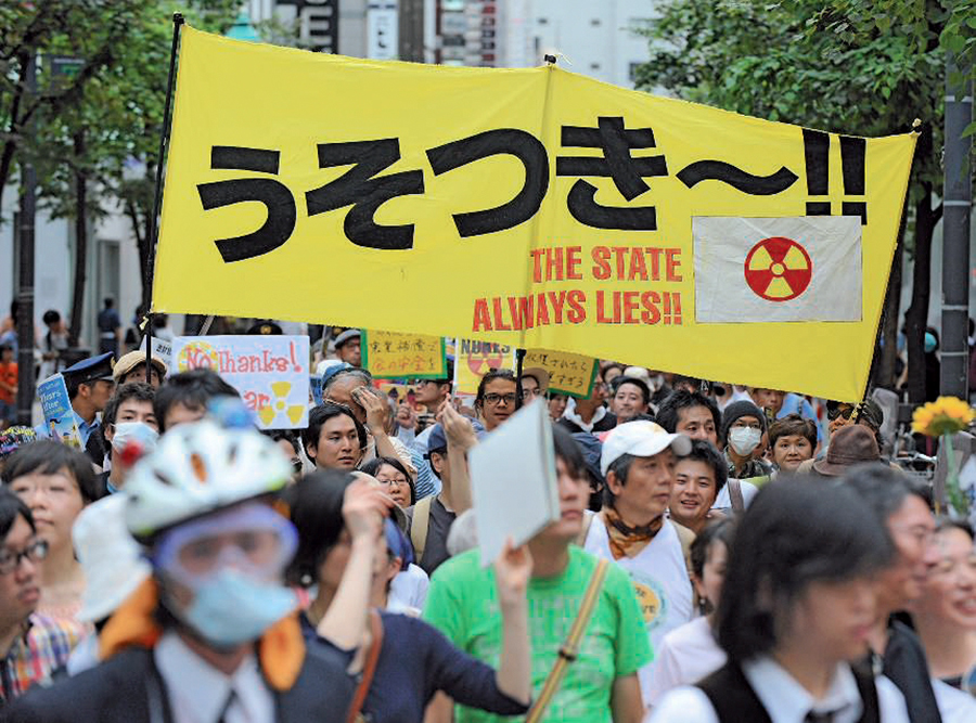 Manifestation antinucléaire à Tokyo, le 6 août 2011. Sur la banderole : « L’État ment toujours ! ».