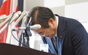 Yoshio Hachiro, ministre de l’Économie, démissionne une semaine après sa nomination.