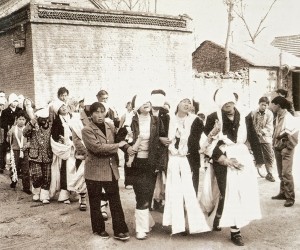 Cette photo a été prise en 2001 dans une région du Henan fermée aux journalistes. Une famille de Donghu village contaminé à 80 %, enterre ses premiers morts