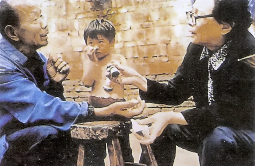Mme Gao Yaojie (à droite) avec un paysan séropositif