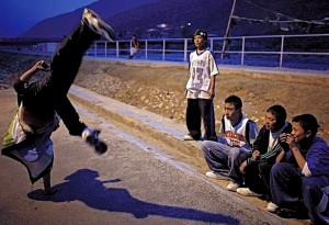 Danseurs de hip-hop dans les rues de Paro