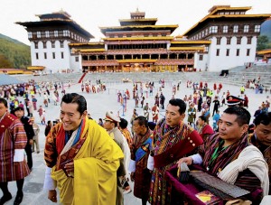 Le roi Khesar, 26 ans, 5e de la dynastie Wangchuk, devient le premier souverain constitutionnel du Bhoutan, le 8 novembre 2008