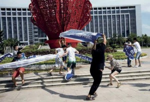 Alors qu’ils protestent contre le Festival de Yulin, des défenseurs des animaux sont pris à partie devant la mairie, le 22 juin 2015