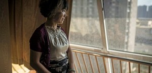 Zhang Lin, rescapée des explosions de Tianjin. Le souffle de l'explosion a fait sortir la baie vitrée de son cadre. (LIU BOWEN)