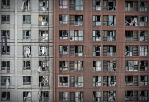 Près du site de l'explosion, des immeubles endommagés