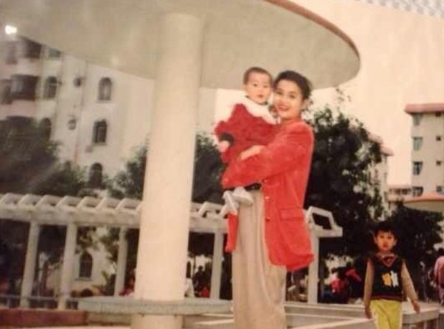 Après le scandale de la Croix Rouge, la jeune Chinoise, ici dans les bras de sa mère, s'est mise à poster sur internet des photos de son enfance modeste.