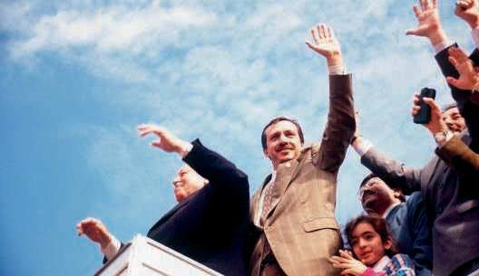 Aux côtés de son mentor Erbakan, lors des municipales de 1994