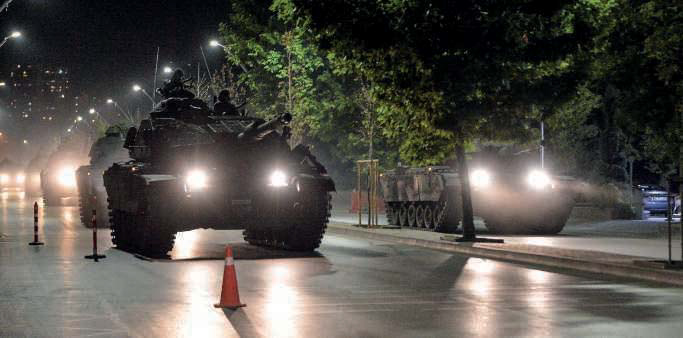 L’armée turque patrouille dans les rues d’Ankara, lors de la tentative de coup d’État, le 15 juillet.