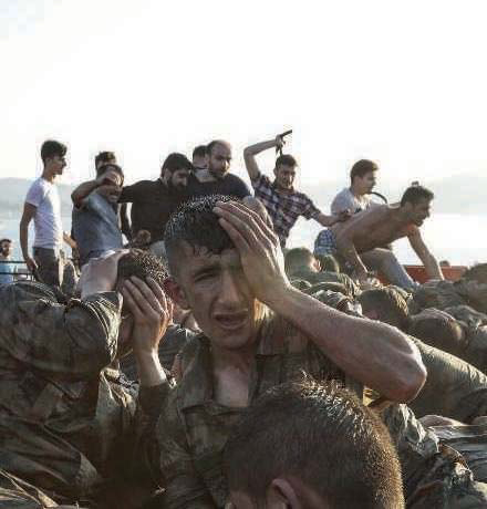 Les soldats insurgés se rendent sous les coups des milices pro-Erdogan, après l’échec du coup d’Etat, à Istanbul