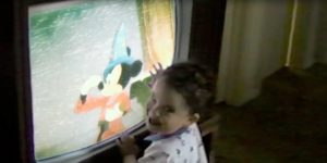 L’enfant, dès 2 ans, se nourrit déjà de dessins animés de Disney. (Ron Suskind)